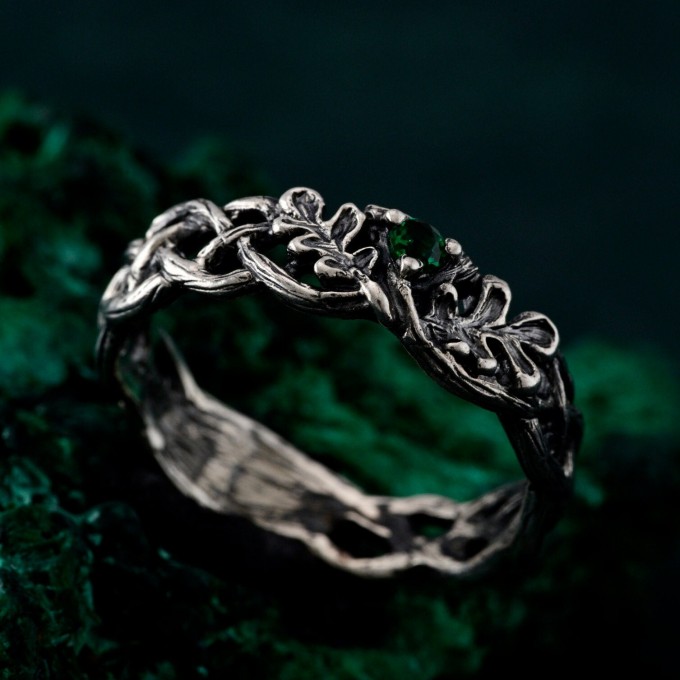 Bloom of Shadows: Gothic Rose Vine Ring
