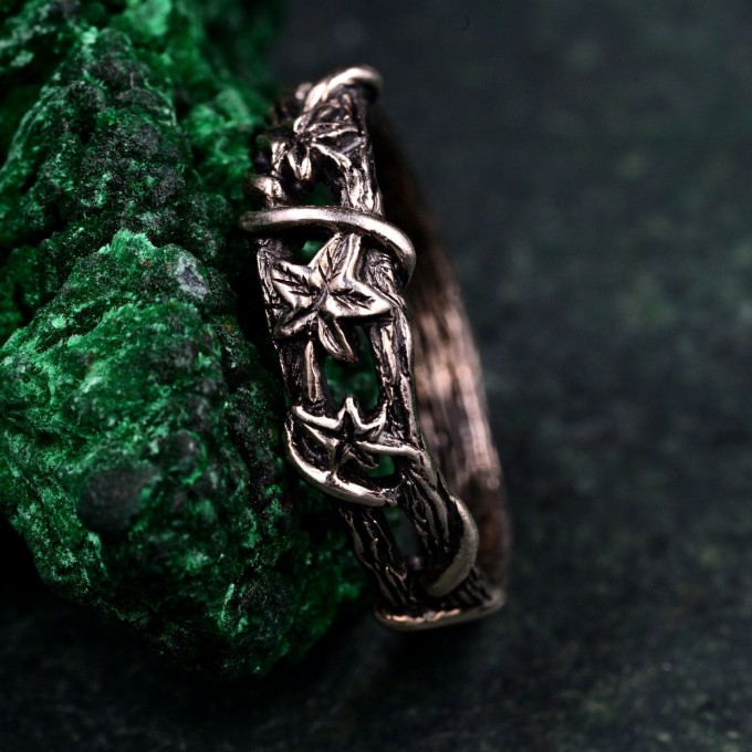 Rustic Ivy Leaf Wood Band: Unique Tree Bark Pattern Wedding Ring