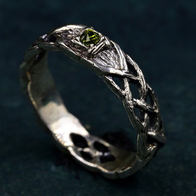 Eye of Enchantment: Gothic Silver Ring with Vibrant Peridot