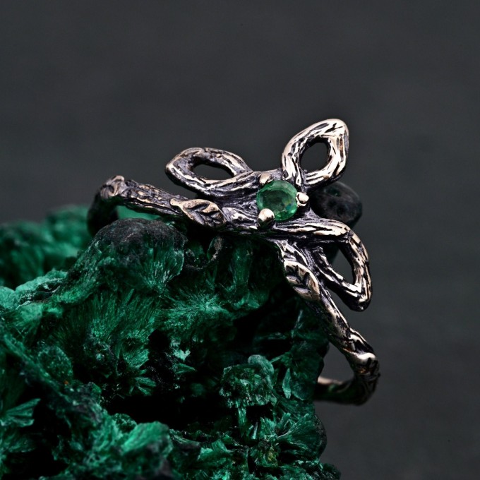 Emerald Woodland Knot Ring – Enchanted Forest Wedding Band, Delicate Twig Emerald Tiara Ring, Cottagecore Eternity Band