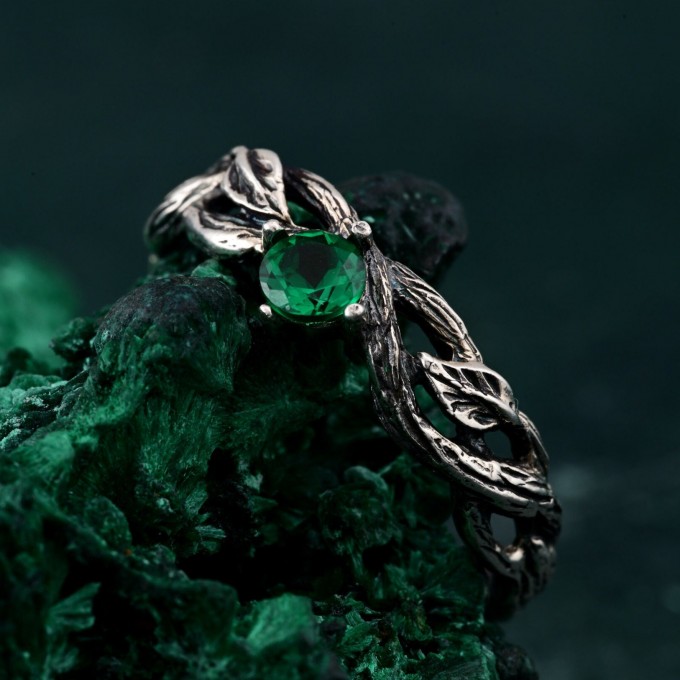 Emerald Whisper: Gothic Snake Ring