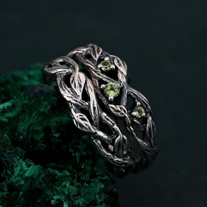 Elegant Silver Peridot Ring Set – Unique Tree-Inspired Wedding Bands for Couples