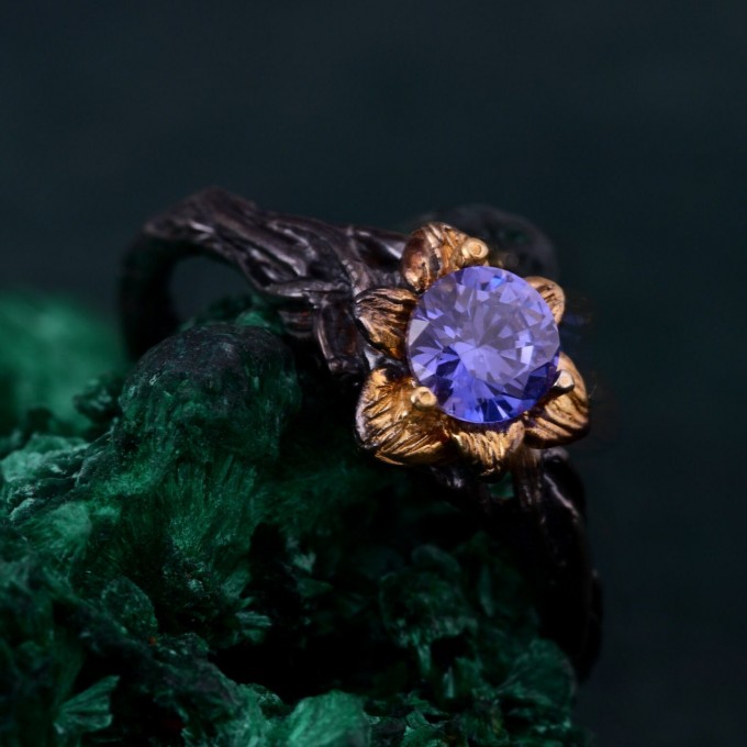 Floral Twig Harmony Ring with Petal-Adorned Design