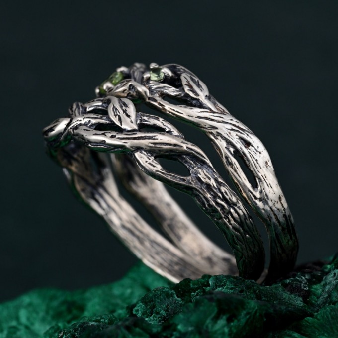 Elegant Silver Peridot Ring Set – Unique Tree-Inspired Wedding Bands for Couples