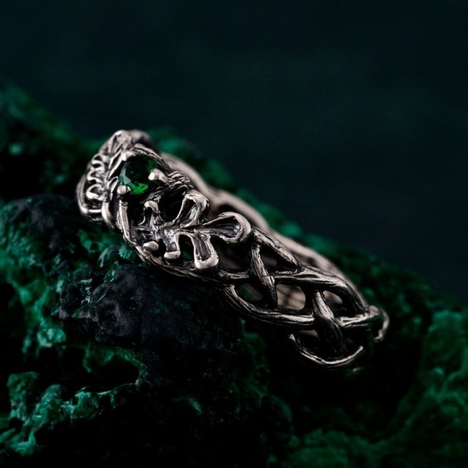 Bloom of Shadows: Gothic Rose Vine Ring