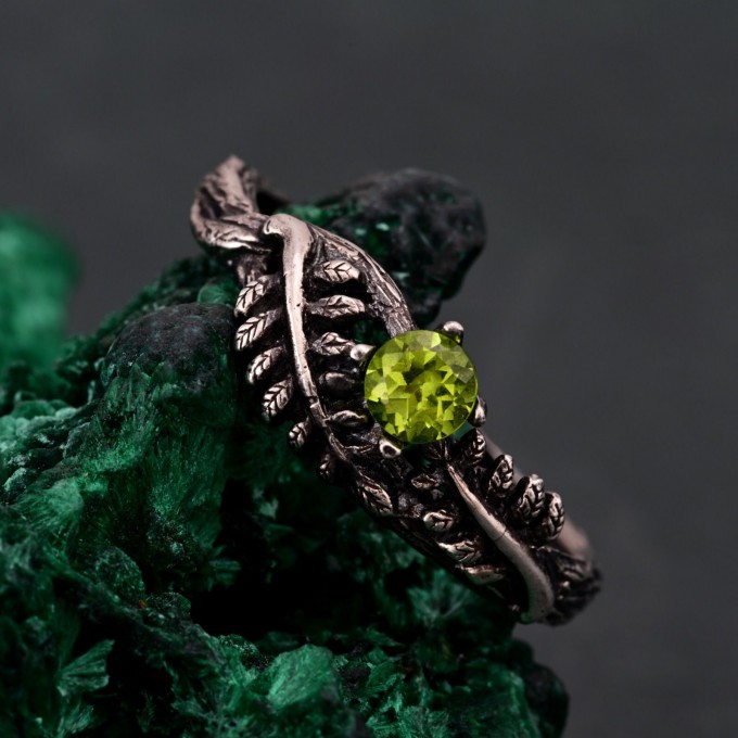 Graceful Peridot Fern Branchlet Ring - Whispering Fern Band