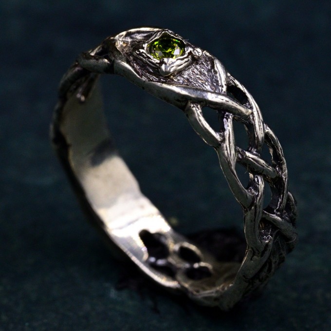 Eye of Enchantment: Gothic Silver Ring with Vibrant Peridot