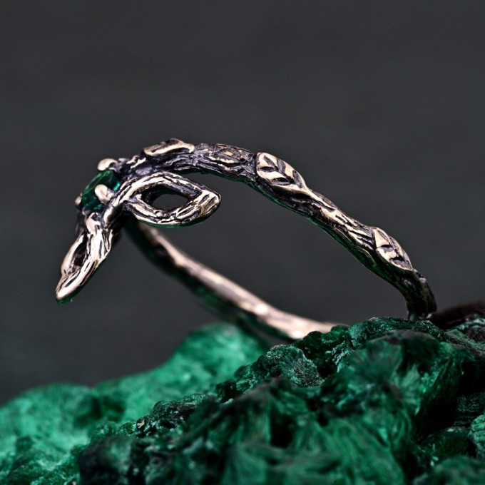 Trinity Knot Emerald Ring – Celtic Forest Nature Wedding Band, Silver Leaf Engagement Ring, Woodland Witch Design with Emerald
