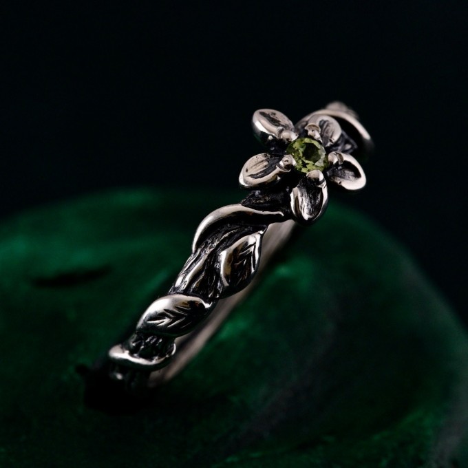 Handcrafted Silver Peridot Ring – Elegant Leaf Design with Elvish Green GemstoneHandcrafted Silver Peridot Ring – Elegant Leaf Design with Elvish Green Gemstone