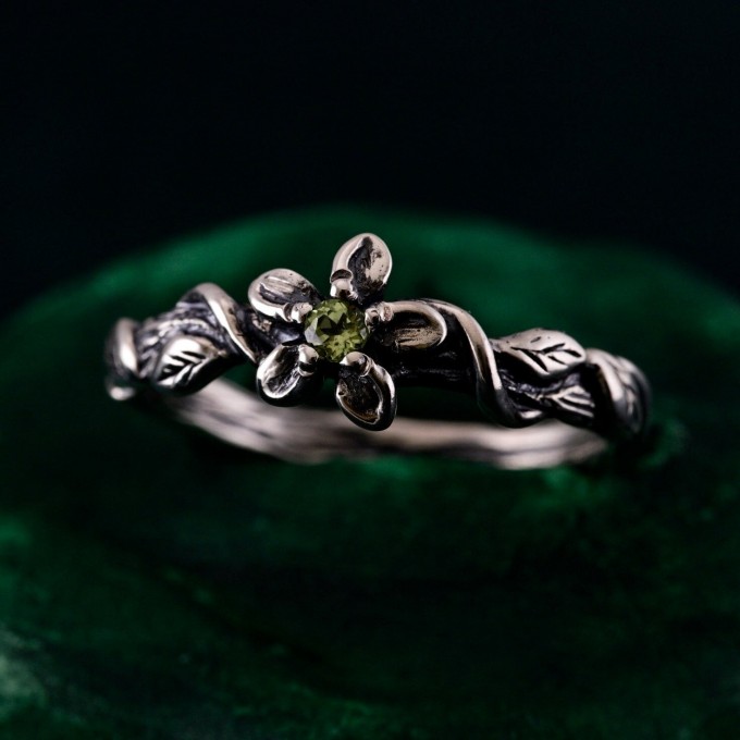 Handcrafted Silver Peridot Ring – Elegant Leaf Design with Elvish Green GemstoneHandcrafted Silver Peridot Ring – Elegant Leaf Design with Elvish Green Gemstone