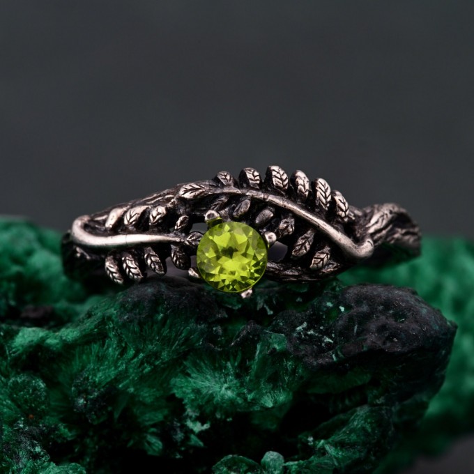 Graceful Peridot Fern Branchlet Ring - Whispering Fern Band