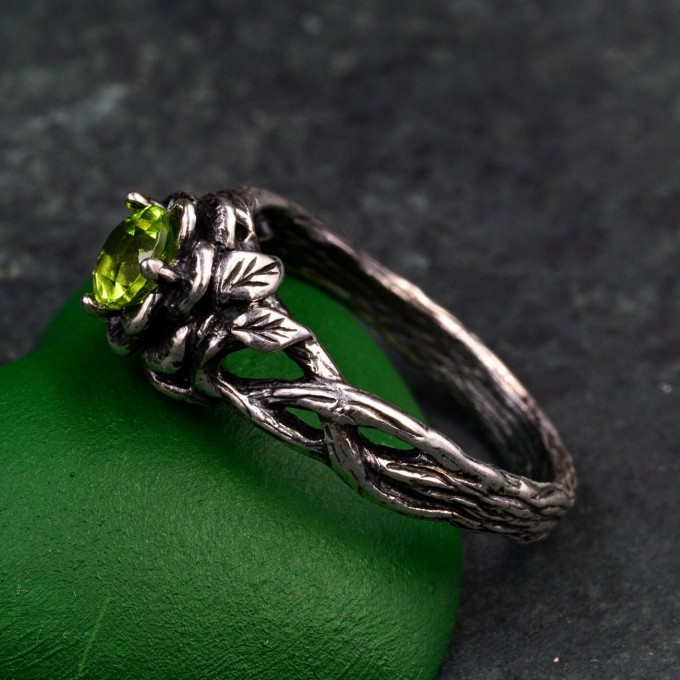 Woodland Lotus Peridot Ring – Sterling Silver Nature-Themed Floral Promise Ring, Unique Jewelry for Women