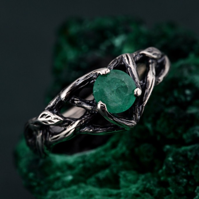 Silver Celtic Elegance: Classic Celtic Emerald Silver Ring
