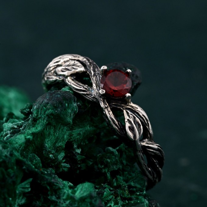 Leafy Twig Ring – Garnet-Embellished Nature-Inspired Jewelry
