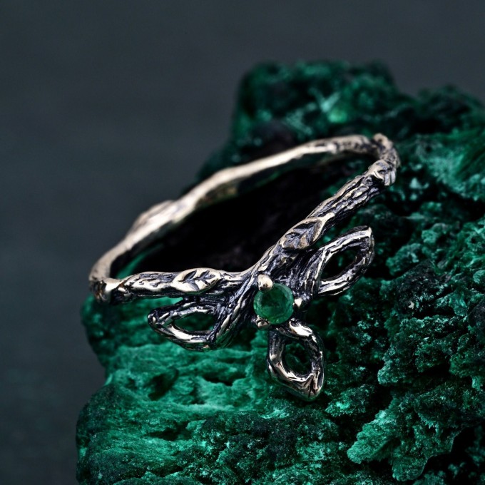 Trinity Knot Emerald Ring – Celtic Forest Nature Wedding Band, Silver Leaf Engagement Ring, Woodland Witch Design with Emerald