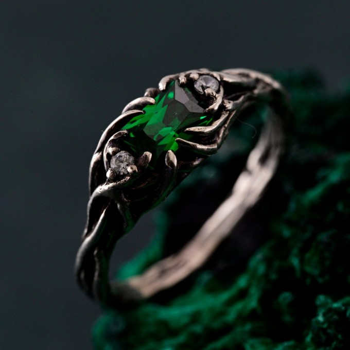 Emerald Elegant Leafy Wedding Band – Luxury Tree-Inspired Design, Exquisite and Unique Wedding Ring