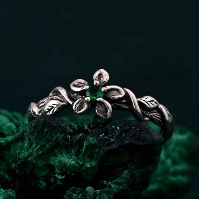 Silver Branch Ring with Emerald: Graceful Nature-Inspired Design