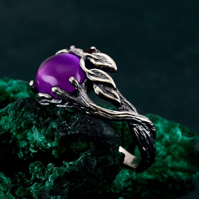 Nature's Grace: Amethyst Cabochon Leaf Ring in Sterling Silver
