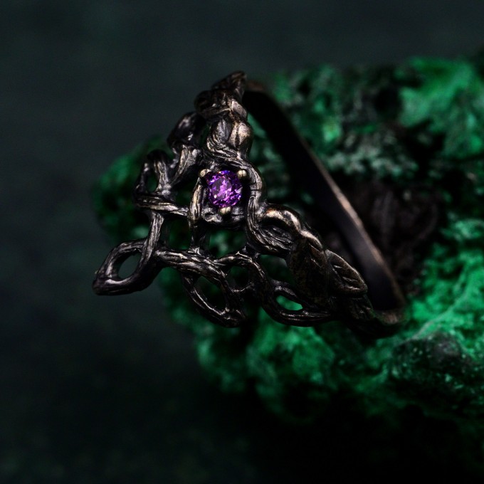 Gorgeous Nature-Inspired Silver Engagement Ring with Celtic Knot and Emerald  Мета-тег Description (SEO):