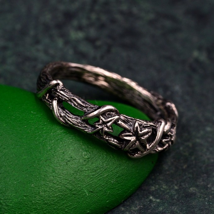 Rustic Ivy Leaf Wood Band: Unique Tree Bark Pattern Wedding Ring