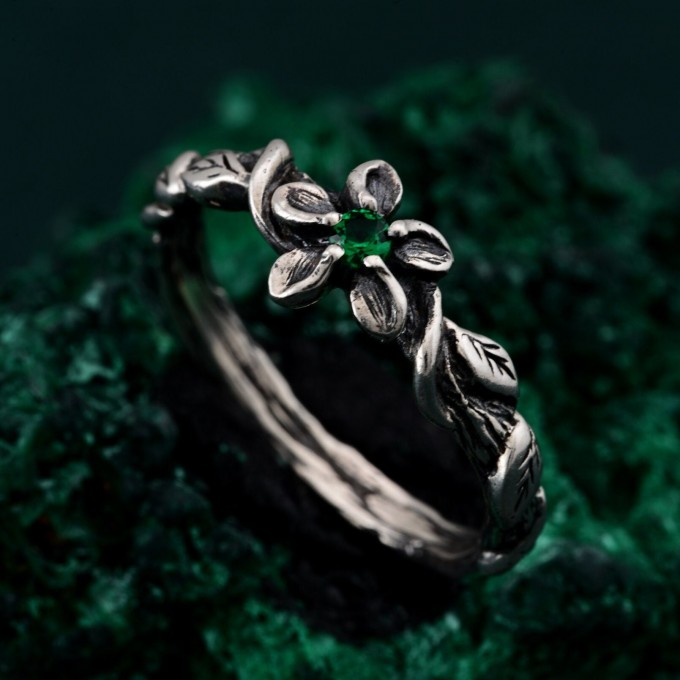 Silver Branch Ring with Emerald: Graceful Nature-Inspired Design