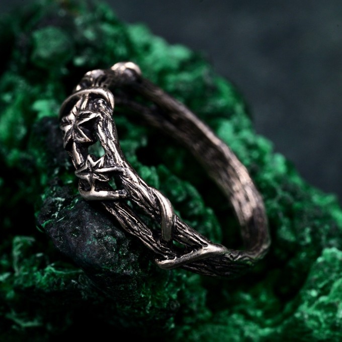 Rustic Ivy Leaf Wood Band: Unique Tree Bark Pattern Wedding Ring
