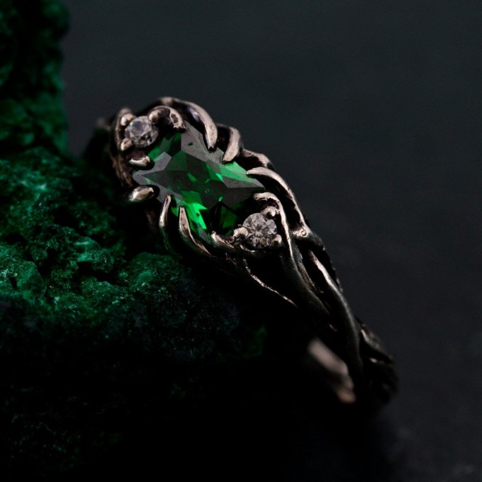 Luxury Emerald Tree-Inspired Wedding Ring – Exquisite Leafy Band