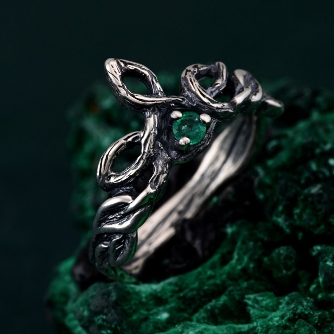 Whispering Leaves: Gothic Emerald Ring