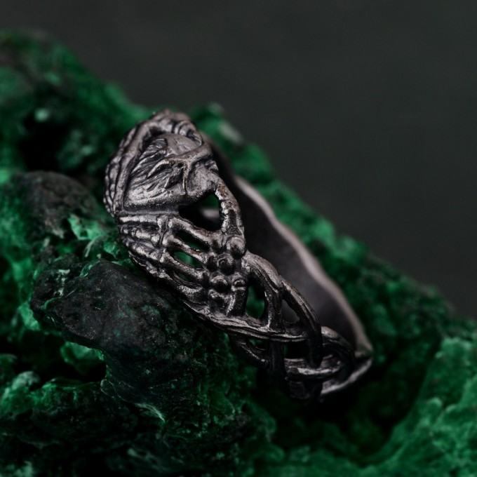 Handcrafted Silver Heart Embrace Ring – Artistic Hands Embracing the Symbol of Eternal Love