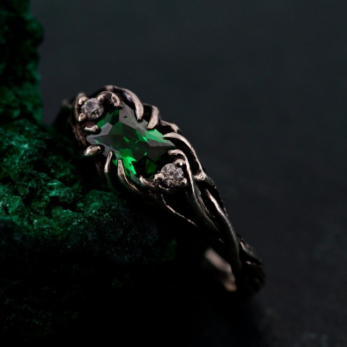 Emerald Elegant Leafy Wedding Band – Luxury Tree-Inspired Design, Exquisite and Unique Wedding Ring
