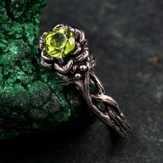 Exquisite Handcrafted Silver Ring: Lotus Design