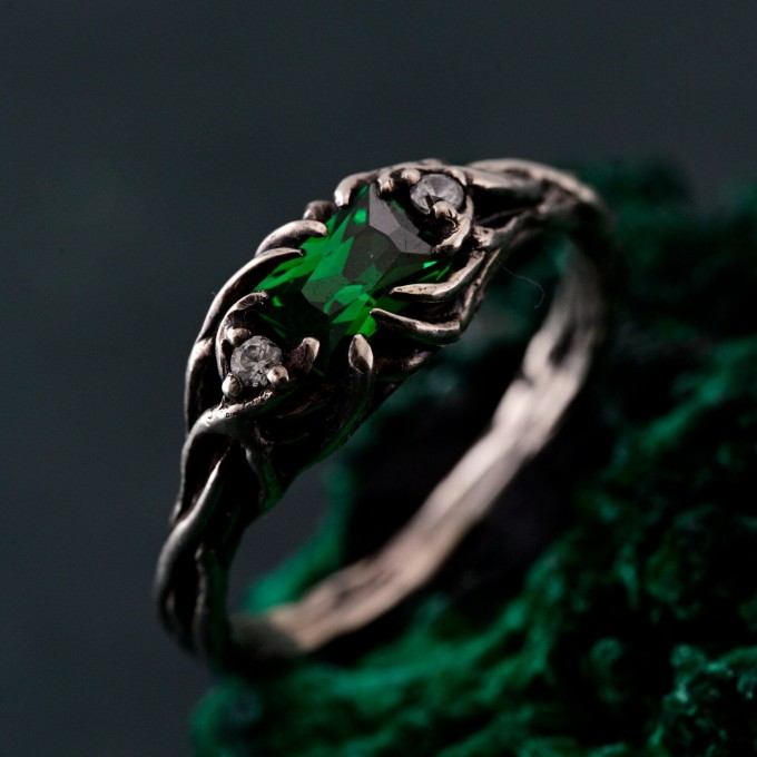 Luxury Emerald Tree-Inspired Wedding Ring – Exquisite Leafy Band