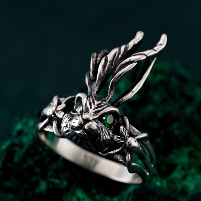 Nature's Embrace: Silver Ring with Leaf Motif and Peridot Gem