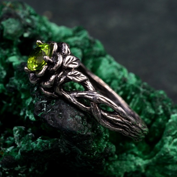 Woodland Lotus Peridot Ring – Sterling Silver Nature-Themed Floral Promise Ring, Unique Jewelry for Women
