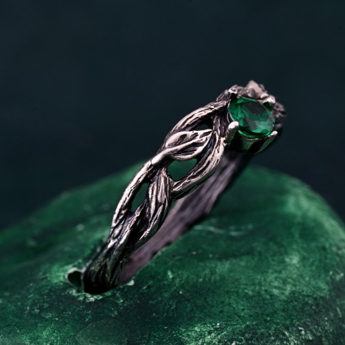 Emerald Whisper: Gothic Snake Ring