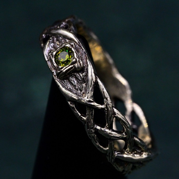 Eye of Enchantment: Gothic Silver Ring with Vibrant Peridot