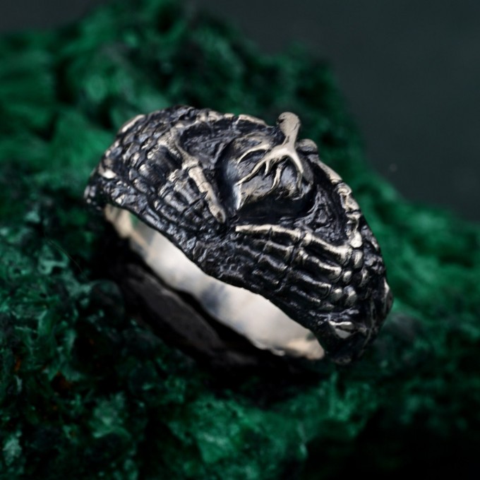 Heartbound Embrace: Gothic Skeleton Hands Ring