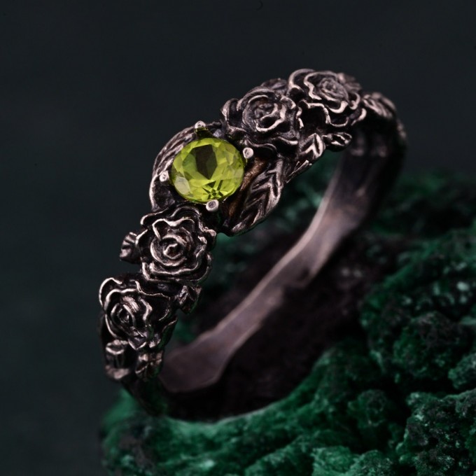 Rose Garden Silver Ring: Elegant Blossoming Rose Twig Design