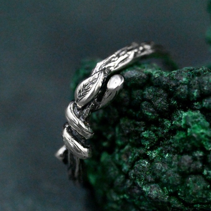 Leaves and Branch Wedding Ring – Unisex Gothic Design for Couples