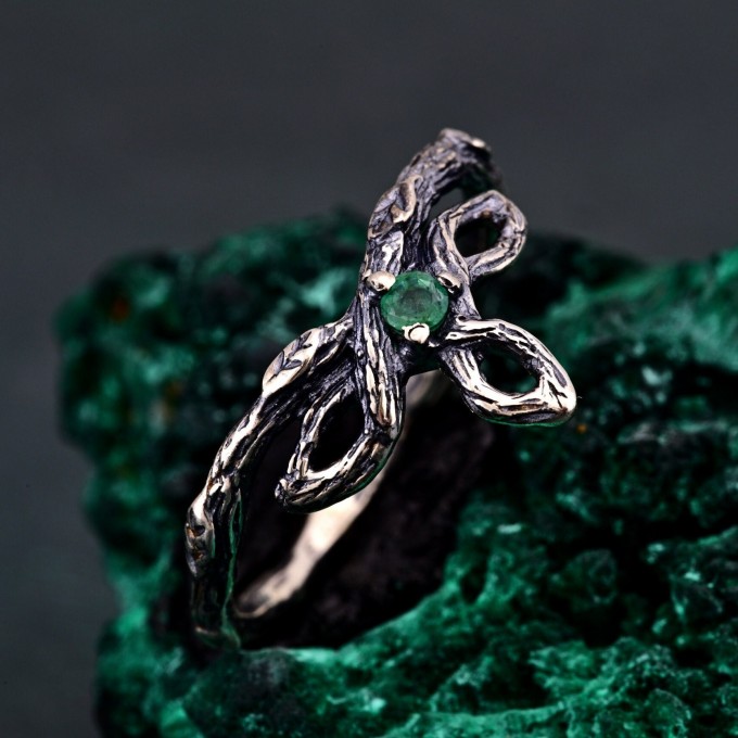 Trinity Knot Emerald Ring – Celtic Forest Nature Wedding Band, Silver Leaf Engagement Ring, Woodland Witch Design with Emerald