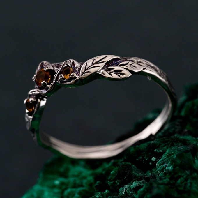 Tiny Branch Engagement Ring with Garnet Leaves in Silver – Wedding Ring Wooden Harmony, Wooden Wedding Branch, Wedding Ring Forest Branch