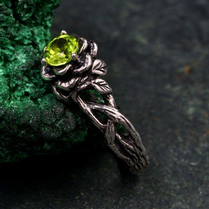Woodland Lotus Peridot Ring – Sterling Silver Nature-Themed Floral Promise Ring, Unique Jewelry for Women