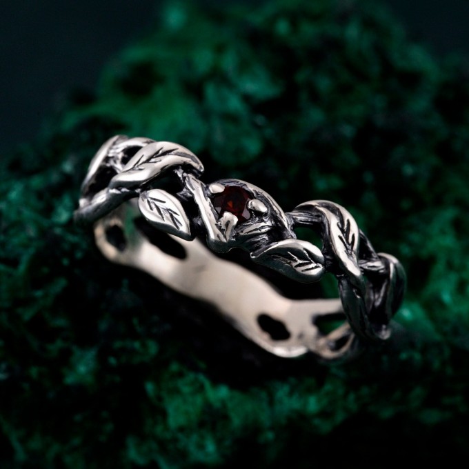 Dainty Garnet Twig Silver Ring – Petite Adorned Branch and Leaf Design
