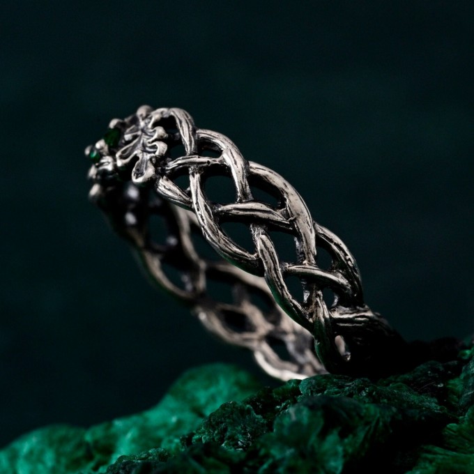 Bloom of Shadows: Gothic Rose Vine Ring