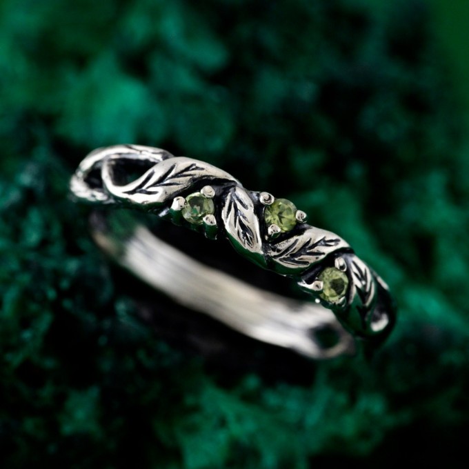 Delicate Leafy Silver Peridot Ring – Graceful Twig and Foliage Band