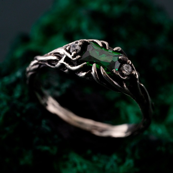 Luxury Emerald Tree-Inspired Wedding Ring – Exquisite Leafy Band
