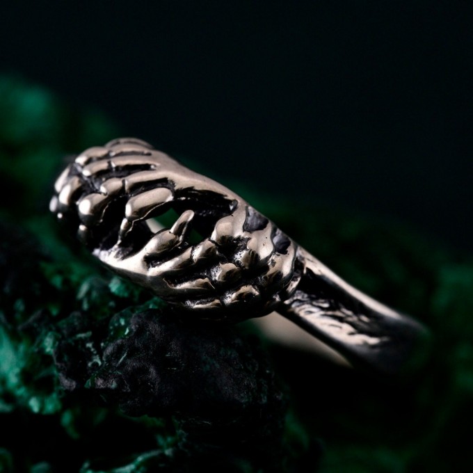 Claws of Valor: Gothic Lion Paw Ring