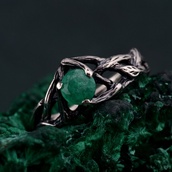 Silver Celtic Elegance: Classic Celtic Emerald Silver Ring