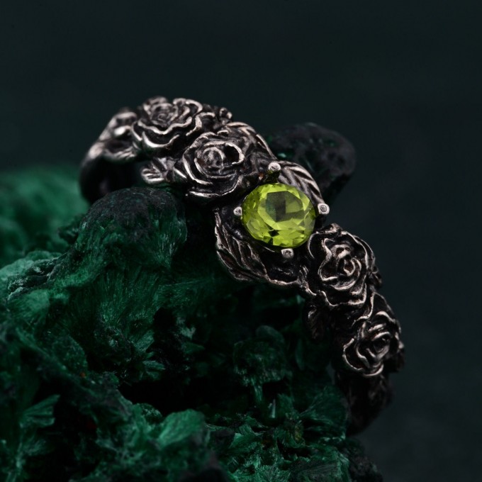 Rose Garden Silver Ring: Elegant Blossoming Rose Twig Design