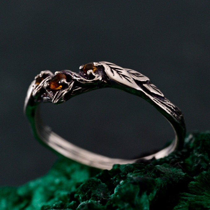 Tiny Branch Engagement Ring with Garnet Leaves in Silver – Wedding Ring Wooden Harmony, Wooden Wedding Branch, Wedding Ring Forest Branch